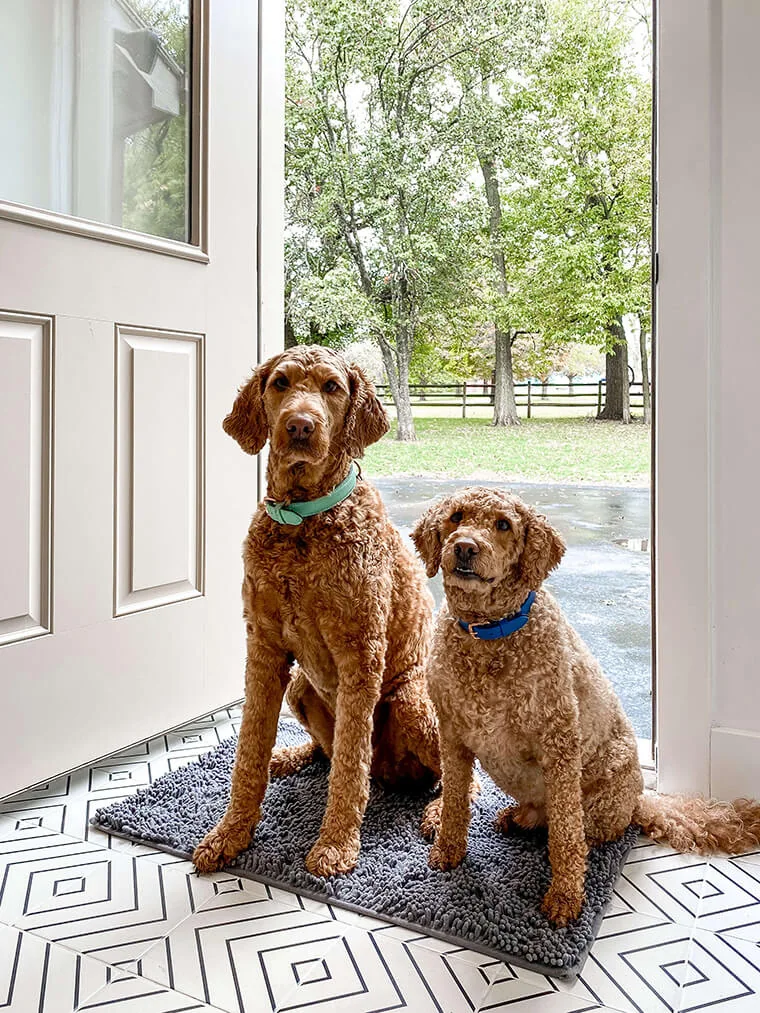 Securely stays in place at the doorstep